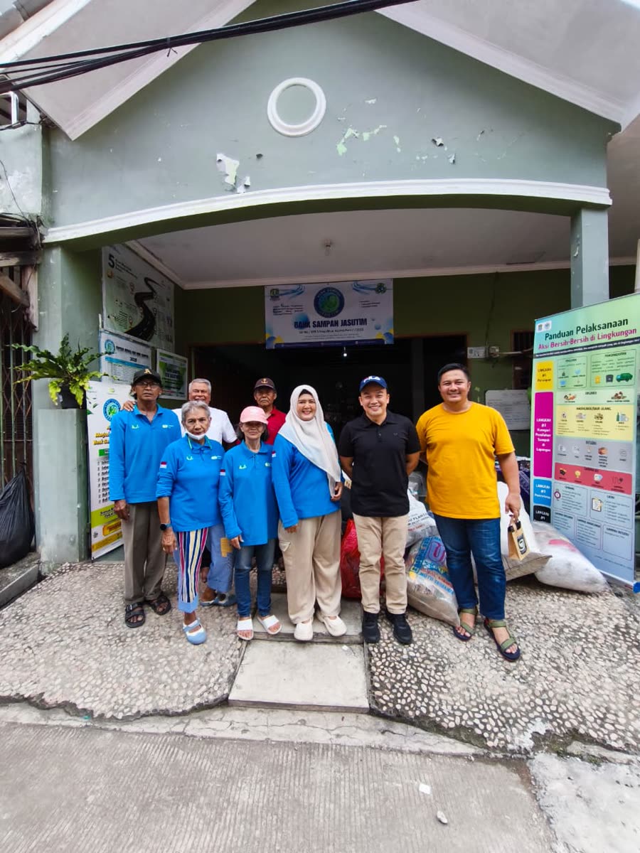Muhamad Muslih with the JASUTIM community team at the waste bank in Bekasi