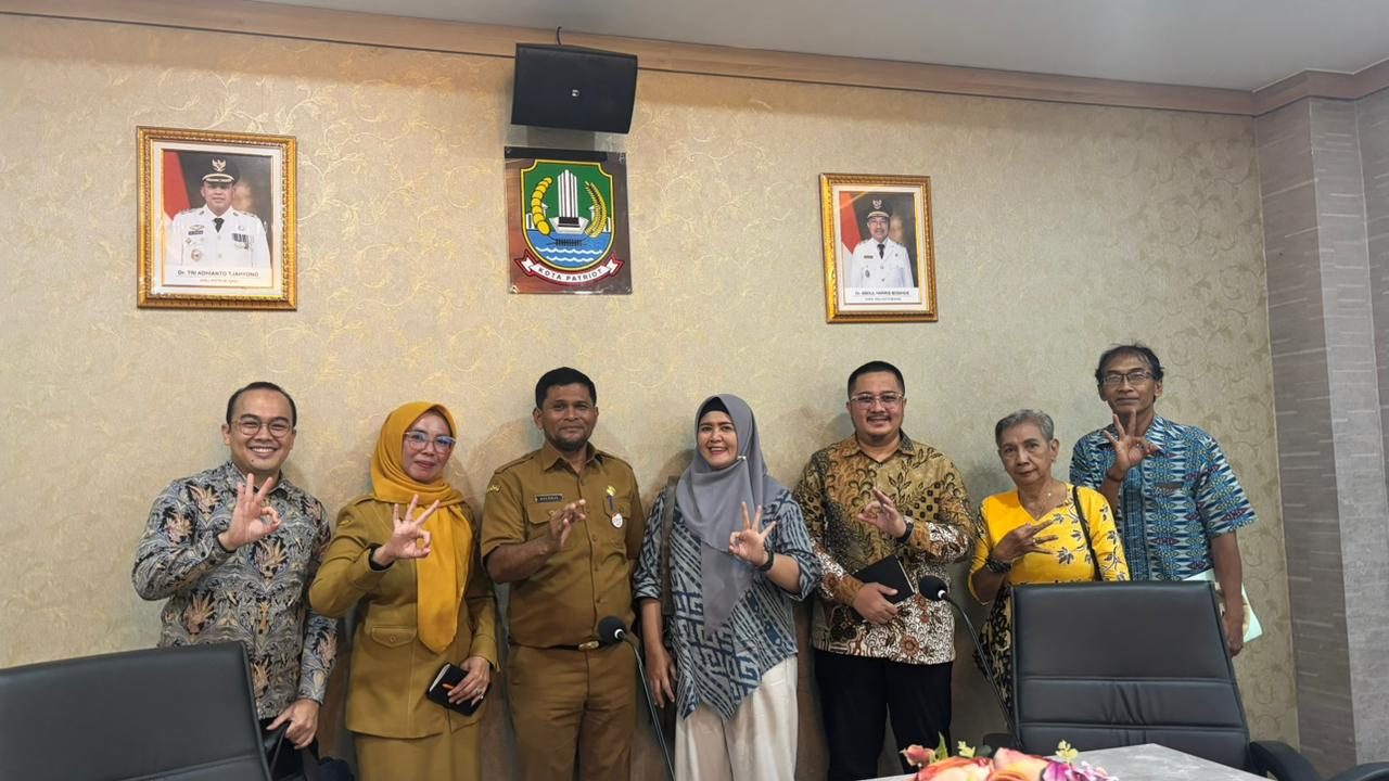 JASUTIM team, including Muhamad Muslih, meeting with government officials