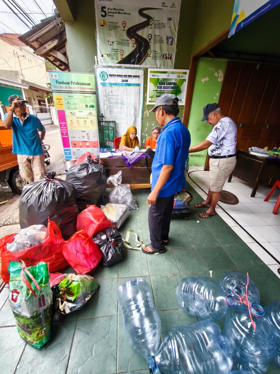Sorting recovered material, including PET bottles, at the JASUTIM waste bank